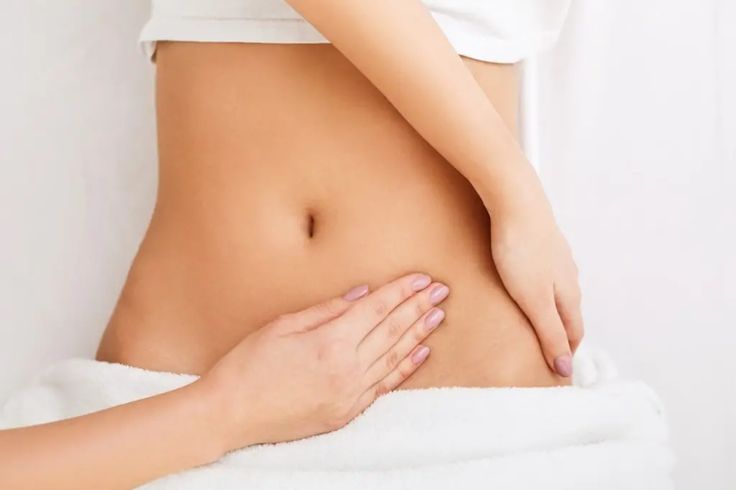 Manos sobre barriga